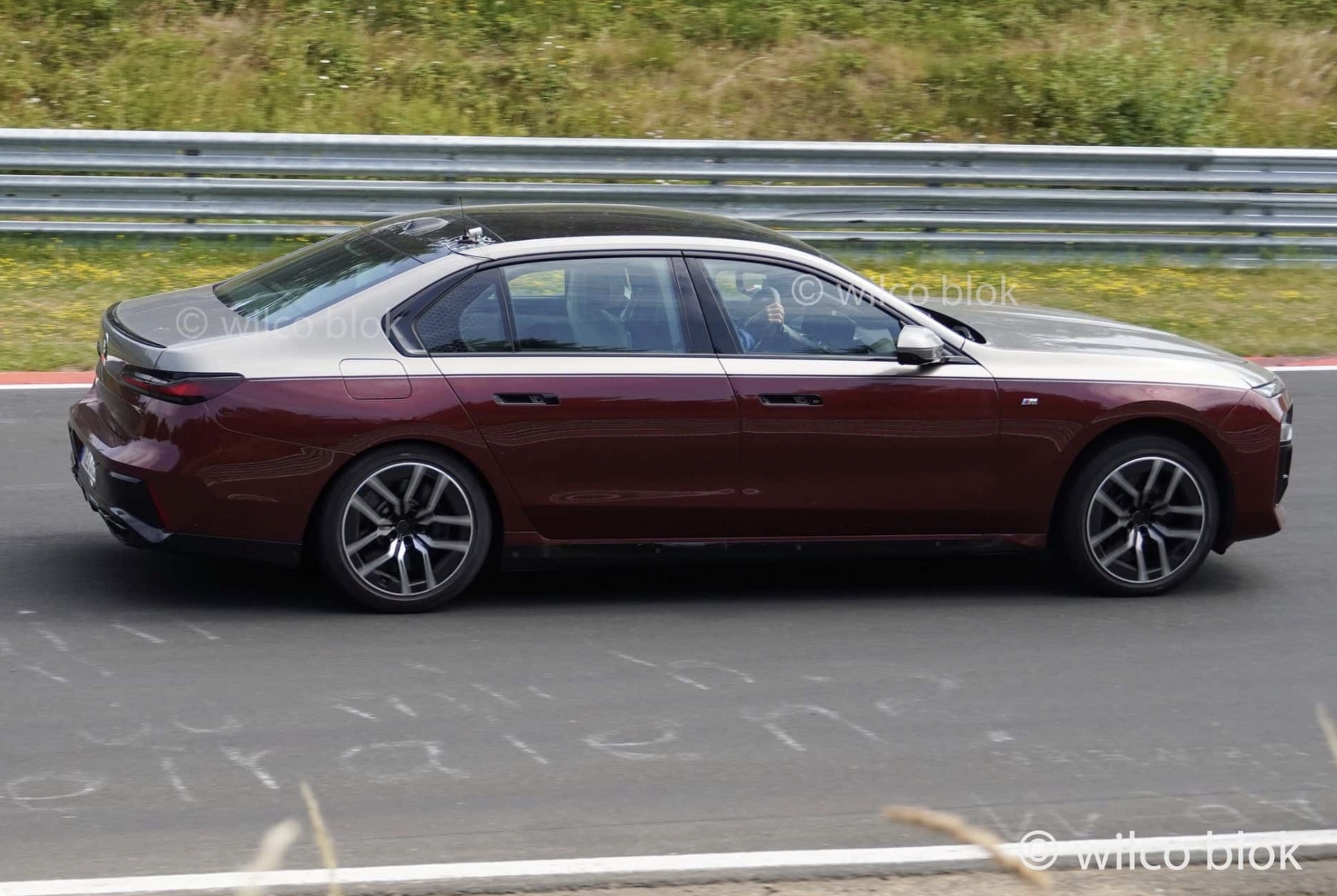 Name:  Two-Tone Cashmere Silver : Aventurine Red 2023 BMW 7-Series 1.jpg
Views: 9729
Size:  483.4 KB