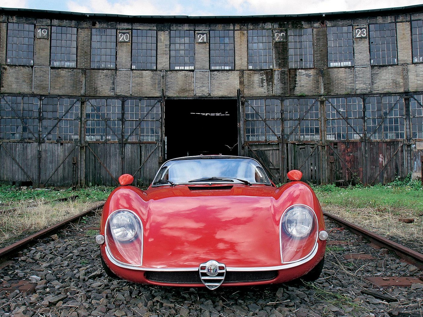 Name:  alfaromeo-33-2-stradale03.jpg
Views: 1808
Size:  564.6 KB