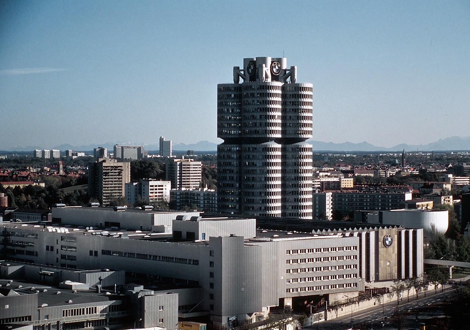 Name:  bmw-s-tower-and-museum-in-munich-celebrate-40-years-of-existence-1080p-1.jpg
Views: 4773
Size:  501.5 KB